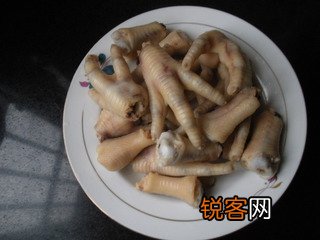 明虾鸡爪煲的做法