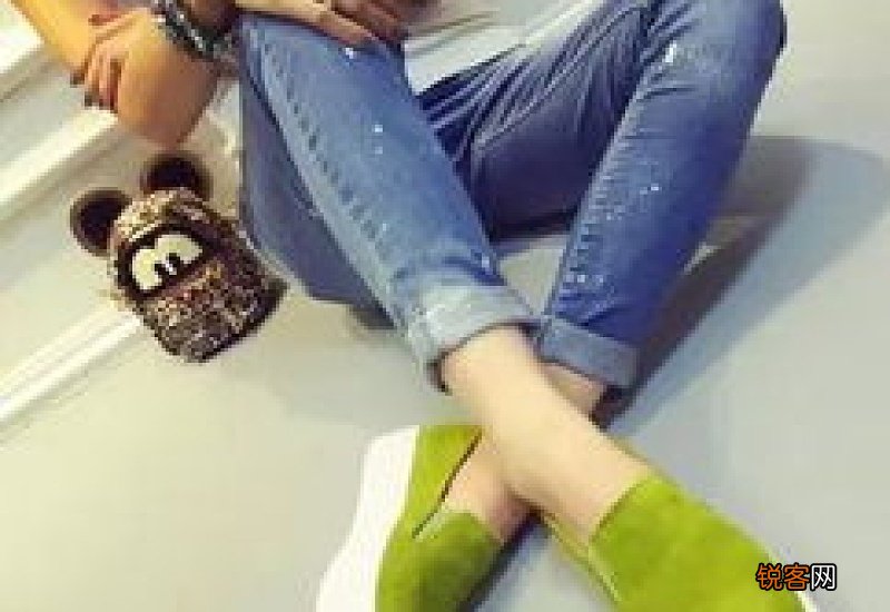 草绿色的鞋子怎么配衣服穿? 草绿色鞋子配什么衣服