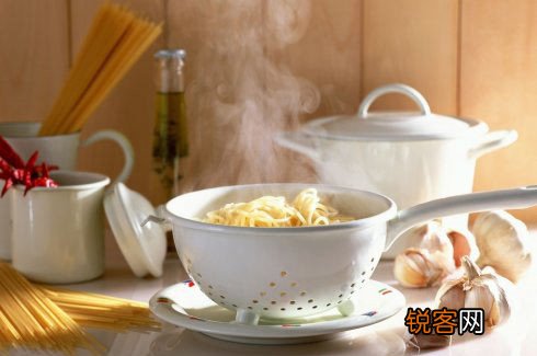 水果零食当午餐女白领警惕午餐5误区