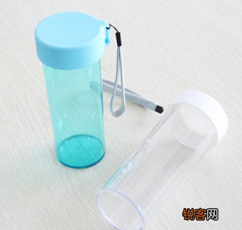 办公室喝水千万别用塑料杯喝水杯应首选玻璃杯