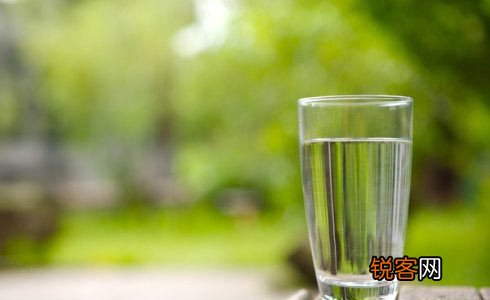 办公室喝水千万别用塑料杯喝水杯应首选玻璃杯