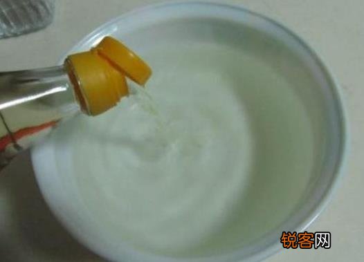 厨房瓷砖又油又粘 自制清洗剂清除污渍 墙面洁白如新