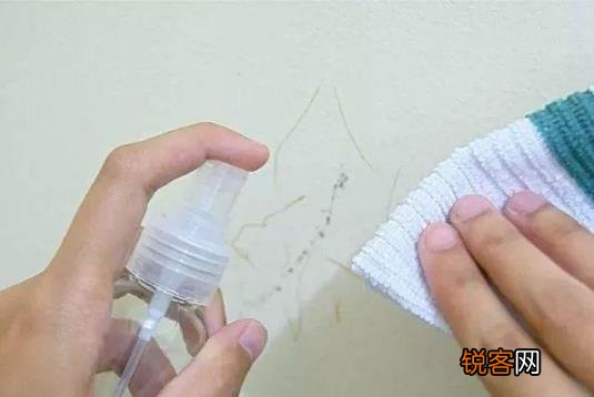 家里白墙无论有多脏 不用一滴水都能搞定清洁干净