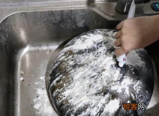 锅底油腻“黑灰”不清除有坏处 老师傅教1妙招去除
