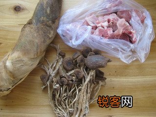 茶树菇冬笋排骨汤的做法