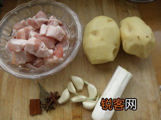 红烧肉炖土豆的做法