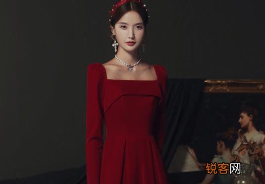 红色礼服配什么样的首饰好看 红色礼服配什么颜色鞋子好看