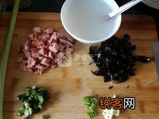 木耳火腿盖浇面的做法