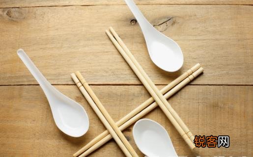 变色筷子别再用 闻一闻看一看辨别筷子过期没