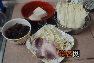 金针菇豆腐猪肉汤的做法
