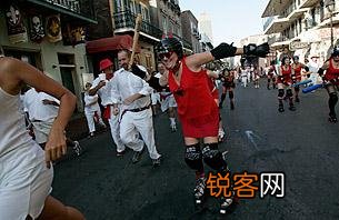 世界10大怪异节日：日本裸体节美国无头鸡节等