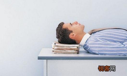 适当装傻帮你成功上位，装傻的技巧