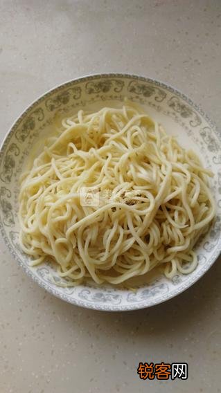 香辣海鲜炒面的做法