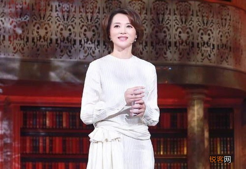 女人上了年纪后，还是穿“及踝裙”气质更高级！瞧董卿这样穿多美