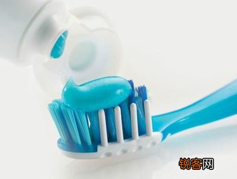 牙膏巧贴画小窍门:牙膏贴画既牢靠又不损坏墙壁