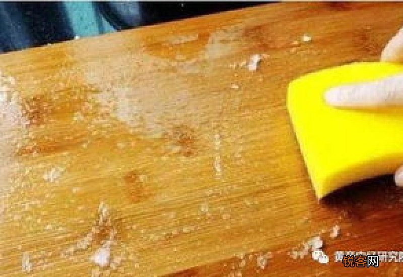 砧板为什么要用盐水泡后用花生油