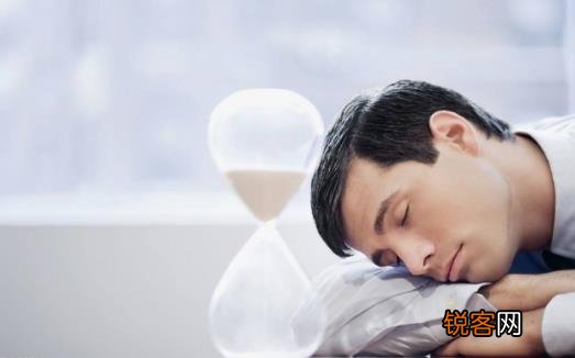 趴着午睡的危害 上班族白领科学午睡缓解疲劳