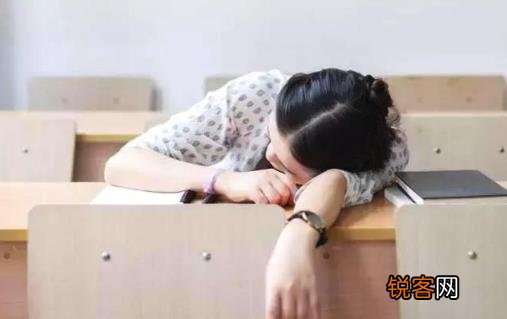白领午休喜欢趴着睡 导致的健康危害不可轻视