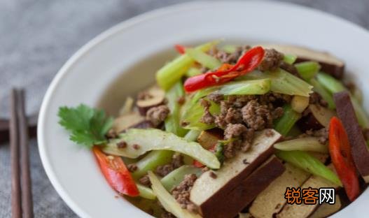 芹菜是减肥的圣品 芹菜的四种美味做法减肥还好吃