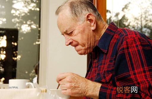 老人看电视时会打盹有问题吗 为啥老人看电视总是打盹