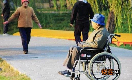瘫痪老人便秘该如何护理，瘫痪老人便秘该如何护理肠胃