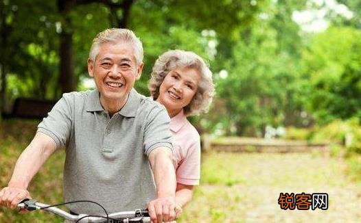 老人避暑 以热制热才是更好的养生之道