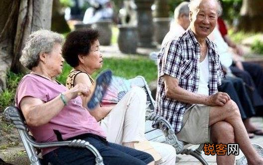 老人避暑 以热制热才是更好的养生之道