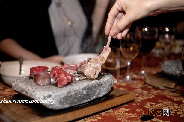 石头烤肉，在加热到350度的石头上进行烧烤，很快喷香四溢