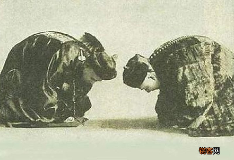 三跪九叩怎么拜
