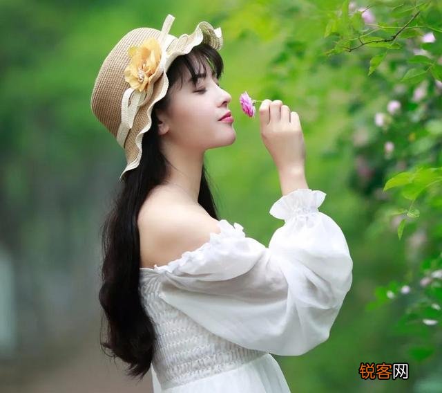 人像摄影背景应该越简单越好吗，为什么？