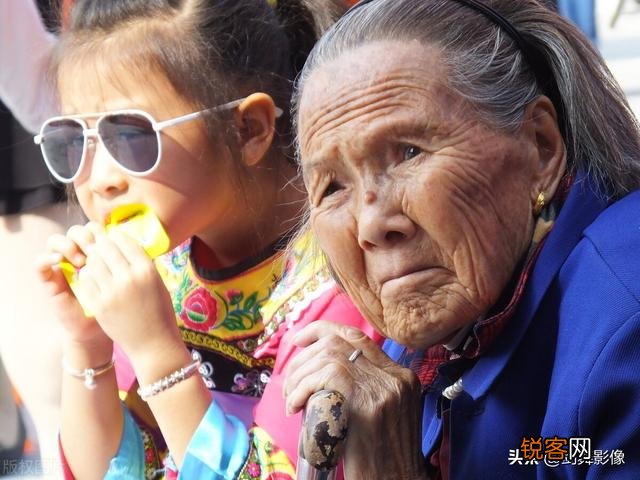 在人群当中拍人像，哪一个镜头效果好？