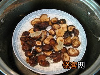 冬菇焖土鸡的做法