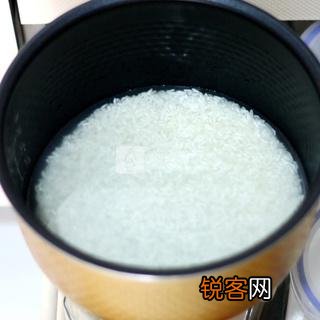 茄子焖饭的做法