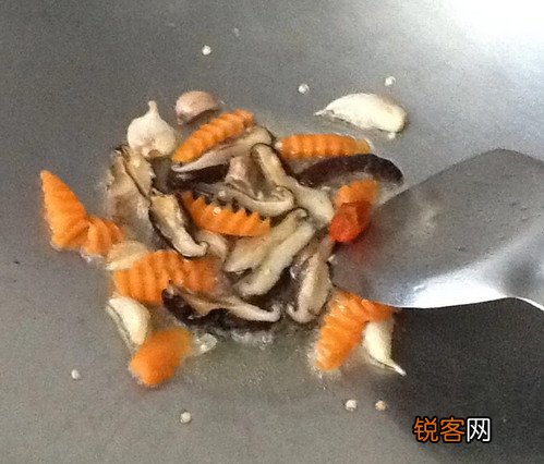 海鲜菇炒小黄瓜