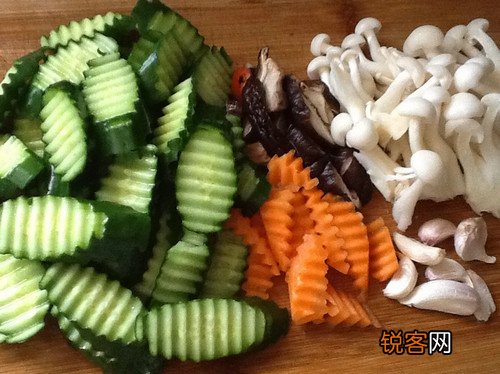 海鲜菇炒小黄瓜