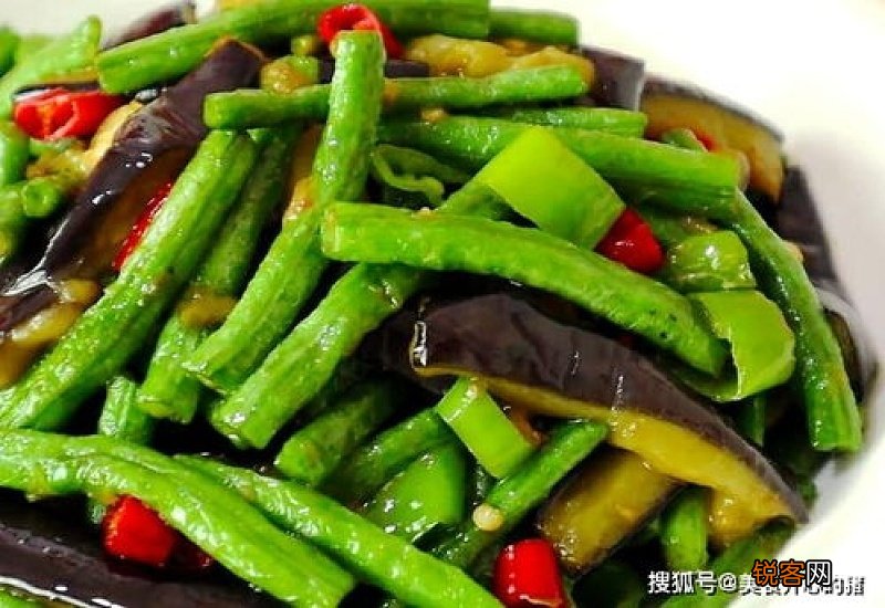 豆角炒茄子 有人直接下锅炒 难怪炒得不好吃 教你正确做法