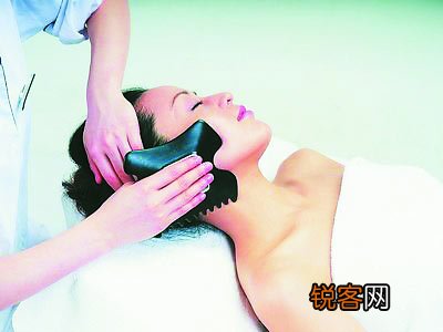 秋季刮痧巧去颈椎疼痛