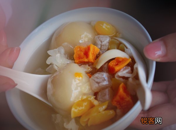 糍粑用油煎后蘸糖就是儿时的味道