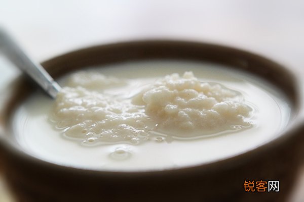 糍粑用油煎后蘸糖就是儿时的味道