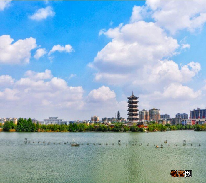 为什么单反拍摄的蓝天是白色的？