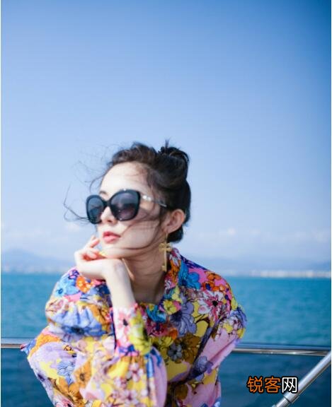 为什么单反拍摄的蓝天是白色的？