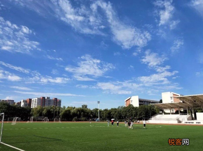 为什么单反拍摄的蓝天是白色的？