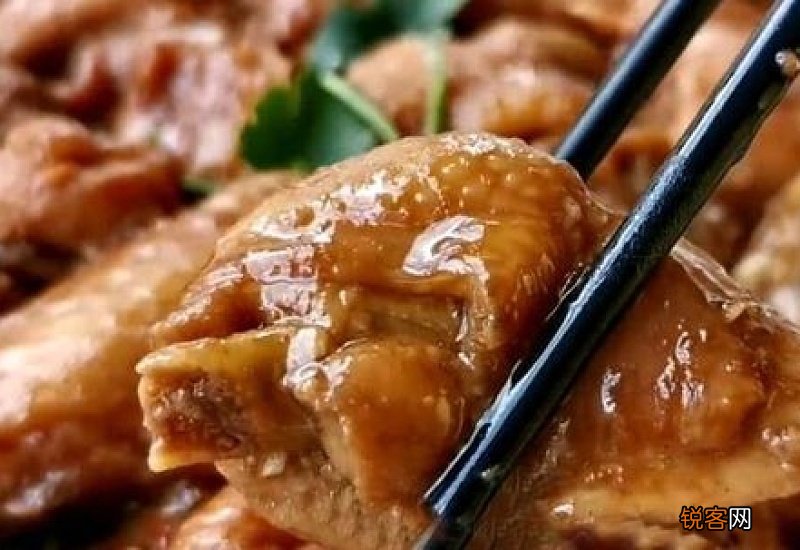 小鱼干先蒸再炒，香而辣刚刚好，好吃无腥味，超吃越有味