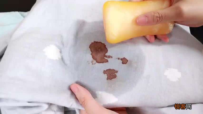 床单染了血迹怎么办 床单染了血迹怎么洗掉